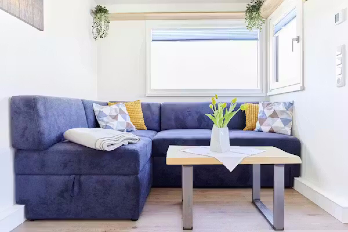 Camping-Paradies-Gruener-Jaeger-Wohnbereich-mit-Sitzgruppe-in-der-Tiny-House-Karl-Mietunterkunft-ca1fac77-0bd7-4be4-b607-82bf41bbd7d6