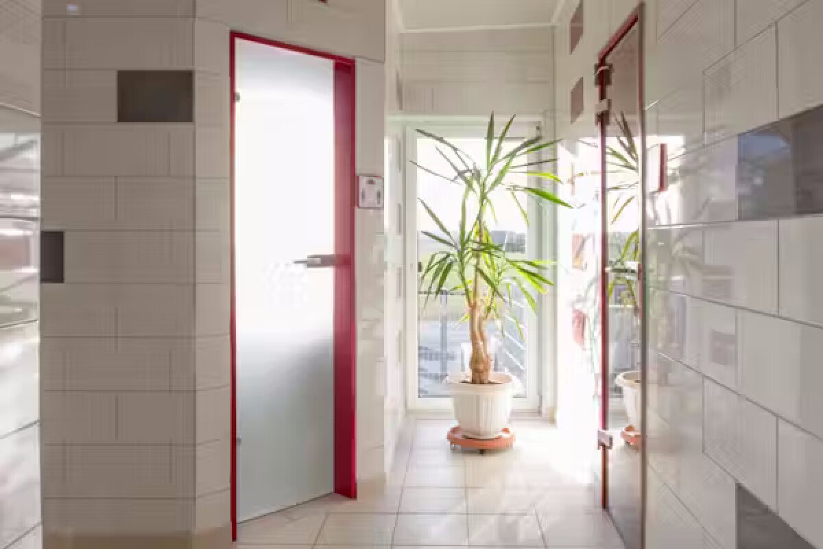 Camping-Paradies-Gruener-Jaeger---Innenansicht-des-Sanitaergebaeudes---eingang-9721ee29-9552-4034-b211-47a547cf60f2