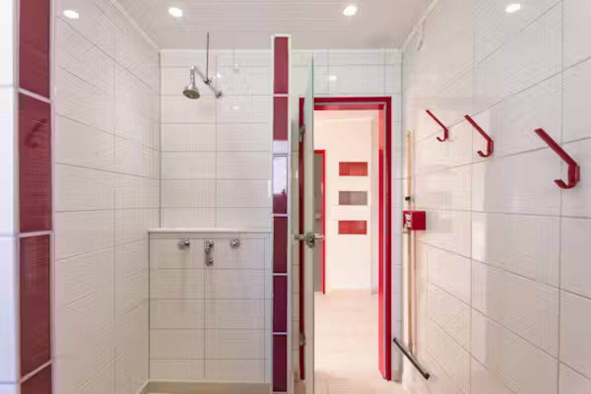 Camping-Paradies-Gruener-Jaeger---Innenansicht-des-Sanitaergebaeudes---dusche-2373fb0e-f089-431c-9ac2-fdf7f2a3379d