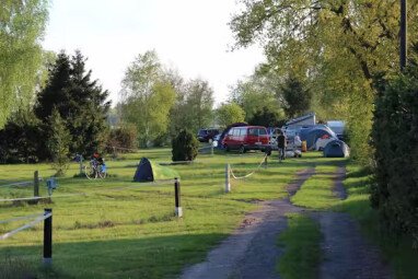 Camping-Paradies-Gruener-Jaeger---Zeltplaetzes-auf-der-wiese-f4a1e02b-ae2a-415d-8b34-0f23a3fd4d1f