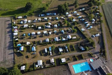 Camping-Paradies-Gruener-Jaeger---Campingplatz-mit-Pool-aus-der-Vogelperspektive-9542eae1-a539-49dc-b804-dd84af1f621e