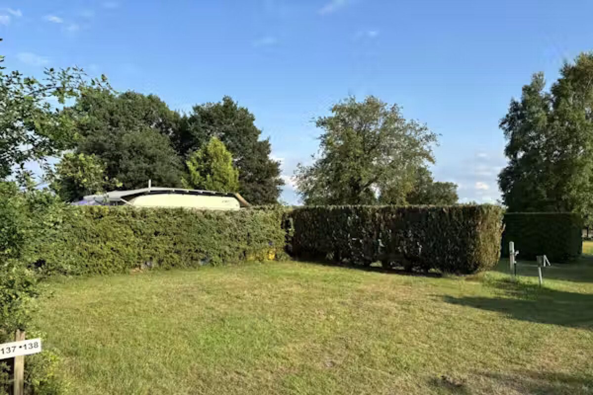 Camping-Paradies-Gruener-Jaeger-parzellierte--durch-Hecken-abgetrennte-Standplaetze-auf-dem-Campingplatz-99038e4e-520a-441c-af57-47d32eddf754