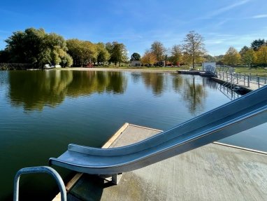 Auf dem Steg mit Rutsche am Badestrand