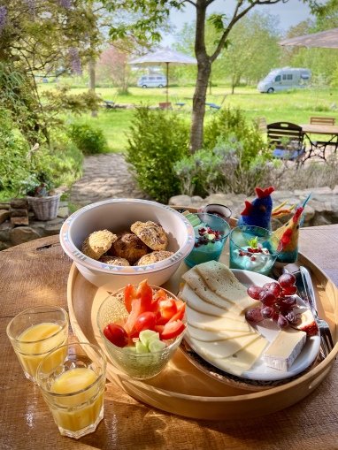 Wir bieten Theos Frühstück an mit selbstgemachten Dinkelbrötchen. Bitte einen Abend vorher anmelden.