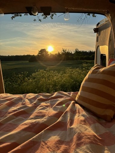 Freier Blick über Felder und Wiesen – Naturkino inklusive.