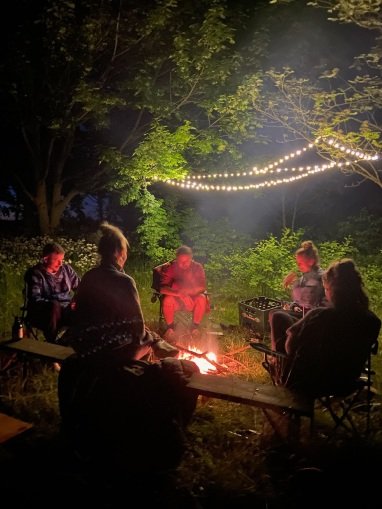 Abends am Feuer sitzen und die Ruhe genießen – echtes Outdoor-Feeling.
