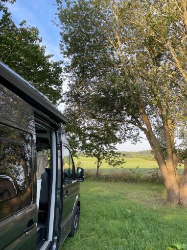 Direkt vom Camper aus genießt du den weiten Blick über Felder und Natur – ruhig gelegen und perfekt zum Abschalten.