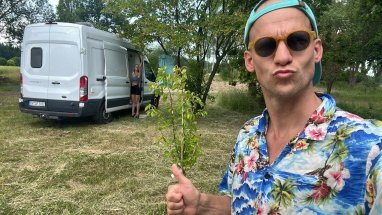 Große Naturwiese mit viel Platz und freier Stellplatzwahl – mitten im Grünen, ohne Trubel.