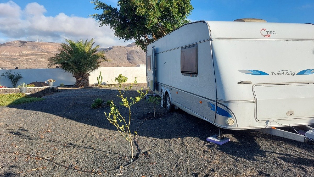 unser Wohnwagen mit Küche, WC und Dusche