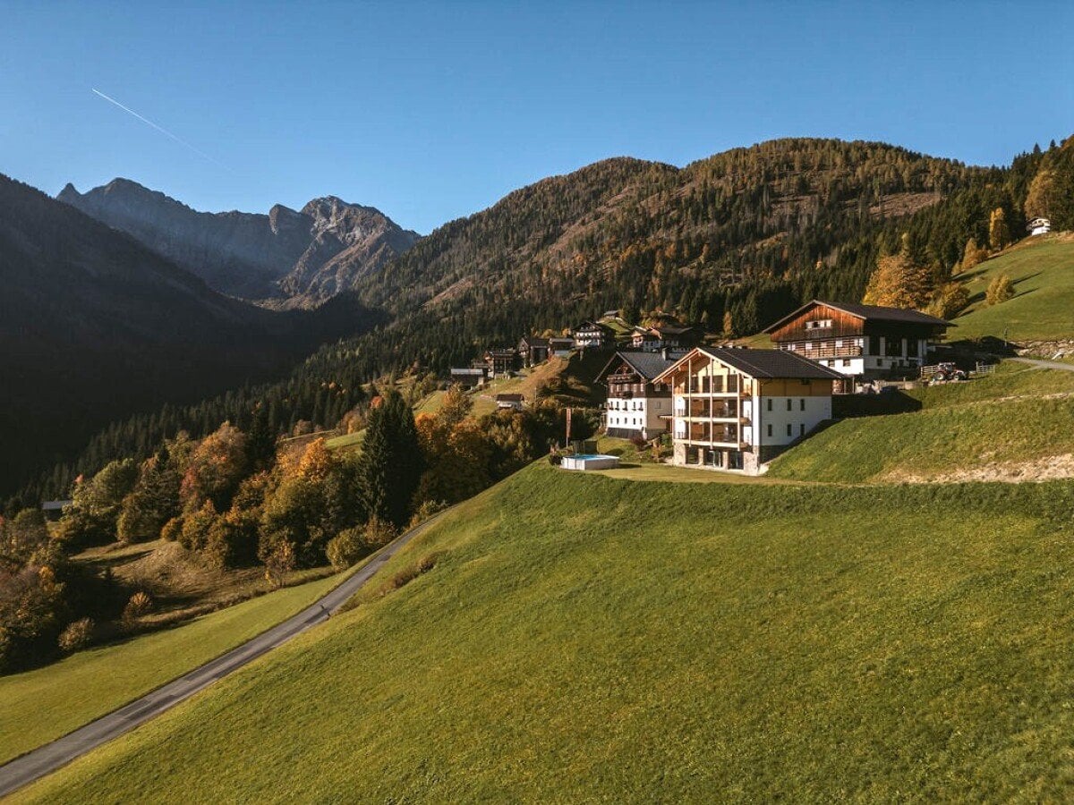 Lahnerhof mit Blick Steinwand.jpg