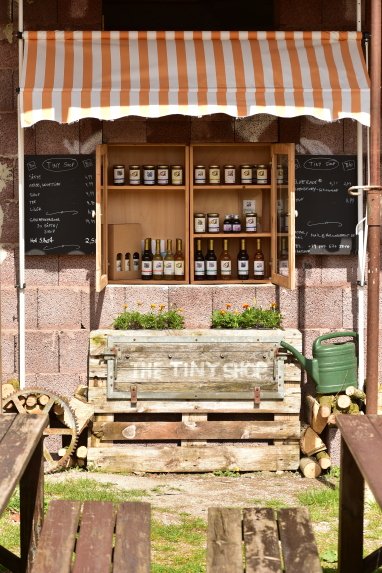 Unser kleiner provisorischer Hofladen mit gesunden Bio - Produkten