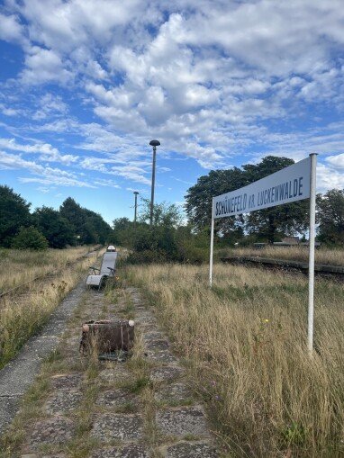 Hier auf der Wiese neben den Gleisen (die manchmal auch gemäht ist) könnt Ihr euer Zelt aufbauen.