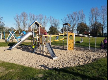 Der Spielplatz ist ca 4 min auf der selbigen Seite zu Fuss erreichbar. Ein Fahrradweg führt direkt zum Fussball und Spielplatz. 