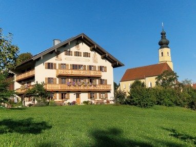 Bauernhaus mit Kirche
