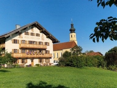 Bauernhaus mit Kirche