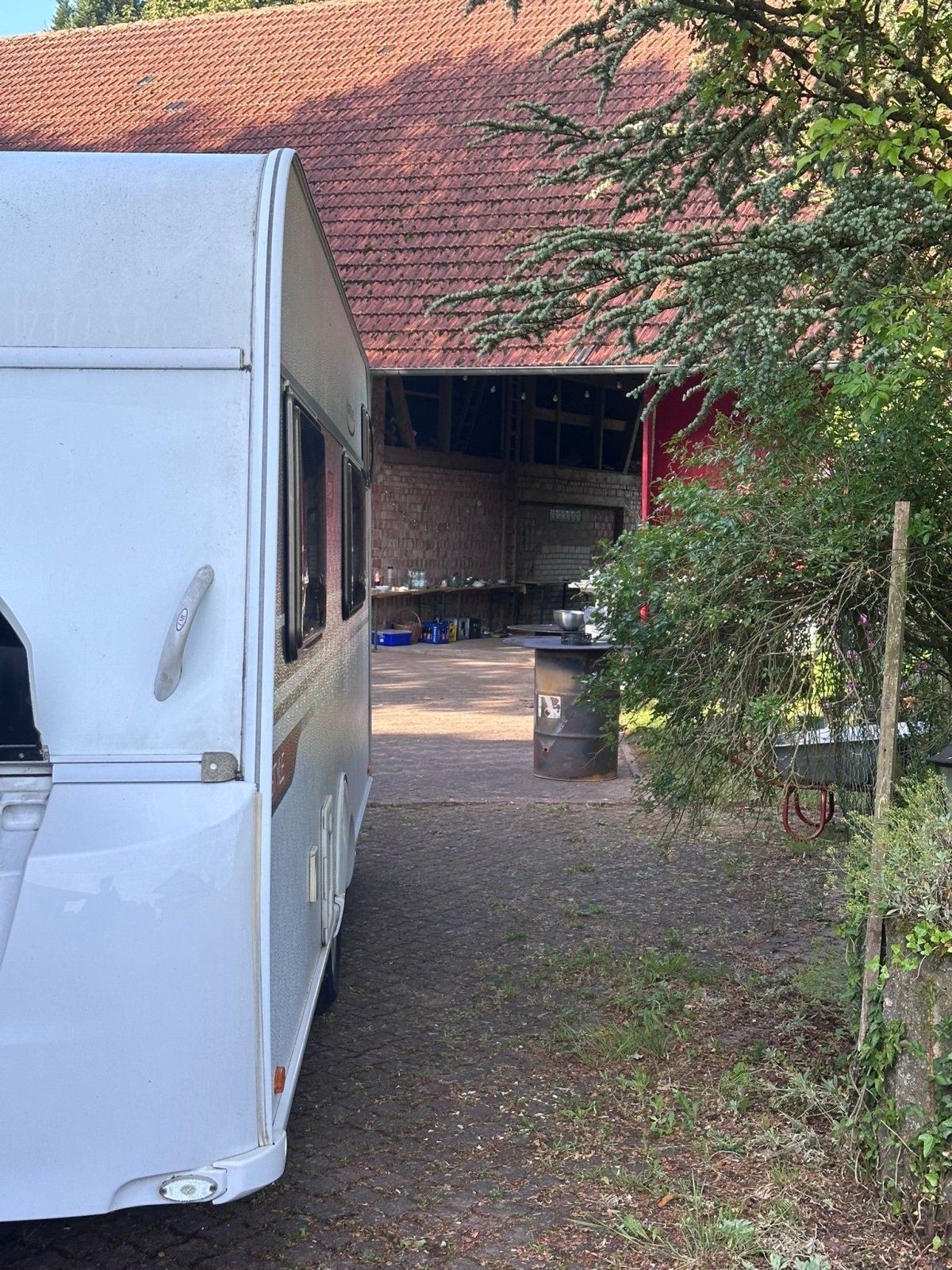 Einfahrt und Grillplatz 