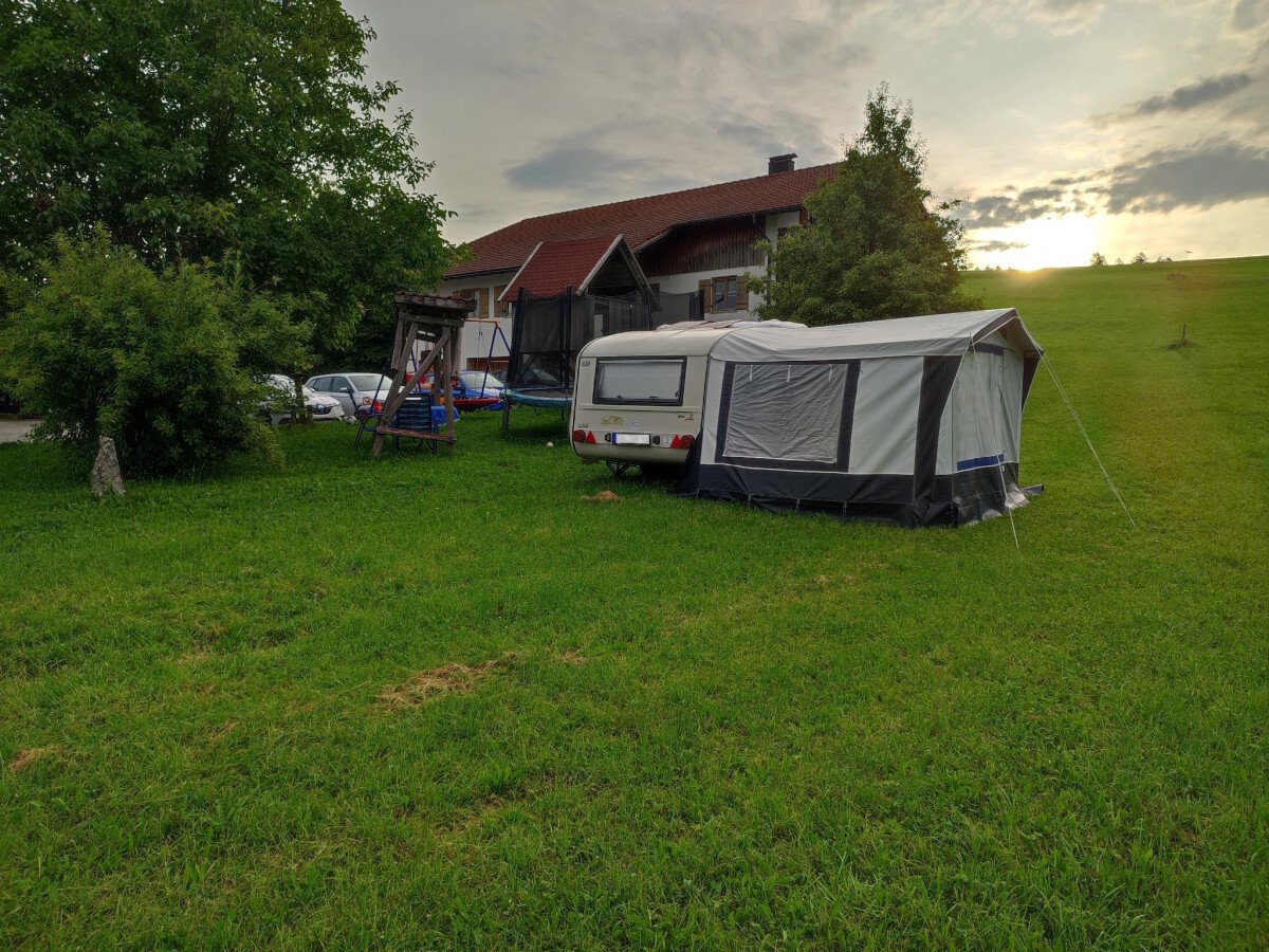 Wohnwagen in der Wiese