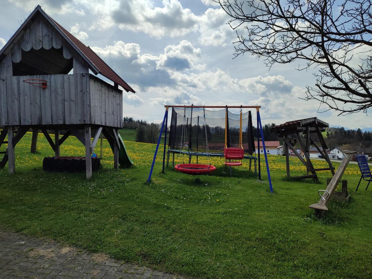 Großzügiger Spielplatz