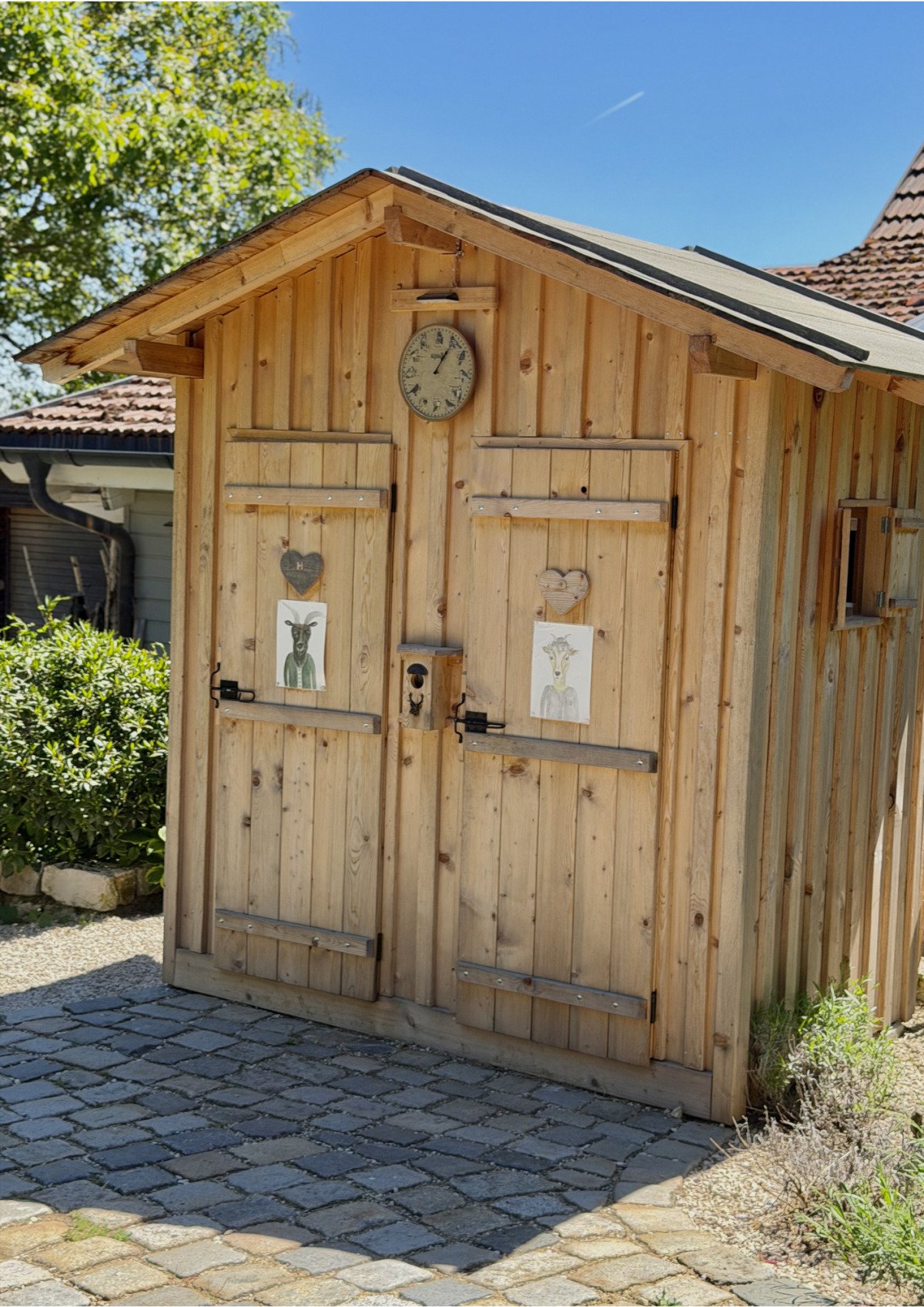 Toilettenhäuschen am Hof