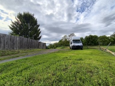 Dieser Stellplatz ist Autark. Kein Strom, Kein Wasser. Kann aber Zugebucht werden.