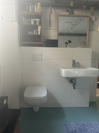 Bad mit Dusche und WC