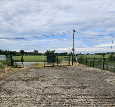 Stallplatz befestigt