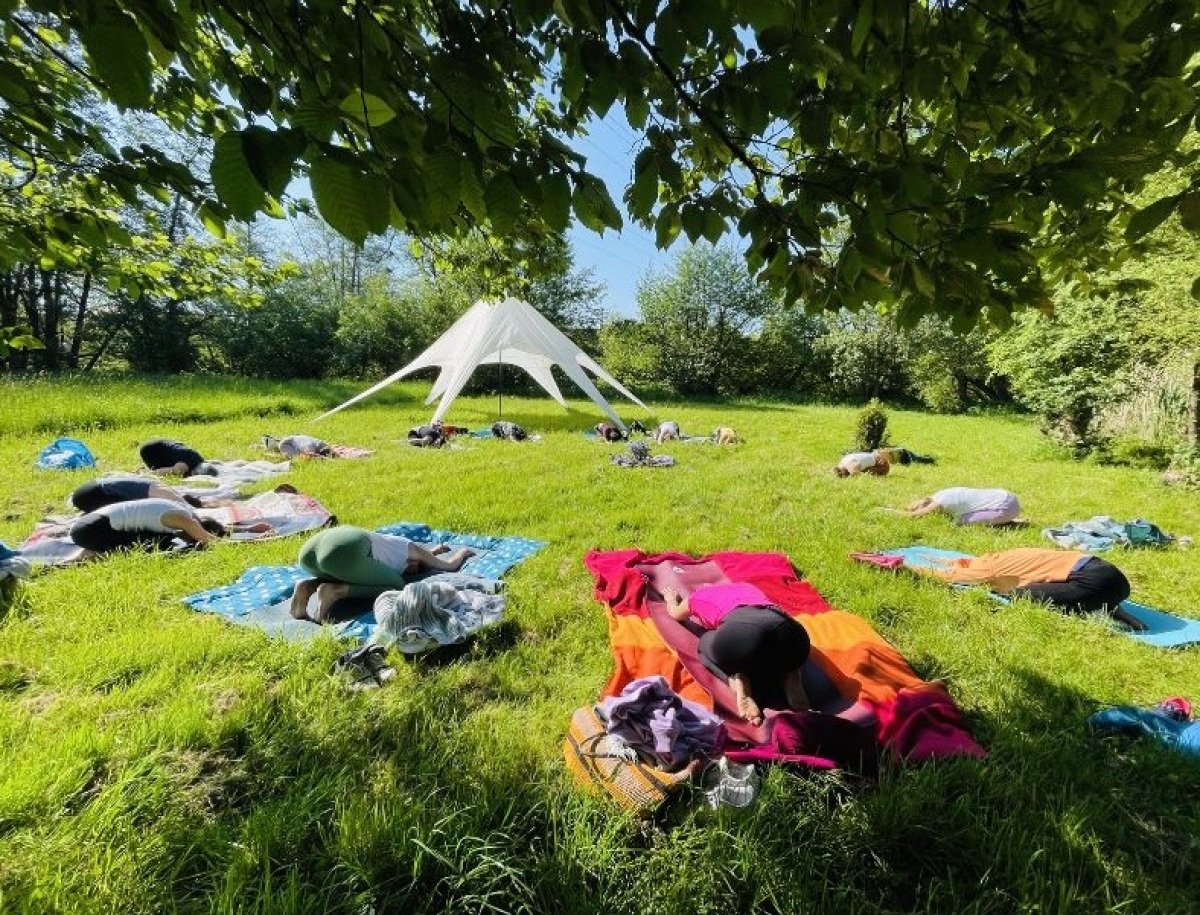 Yoga mit Zelt.jpg
