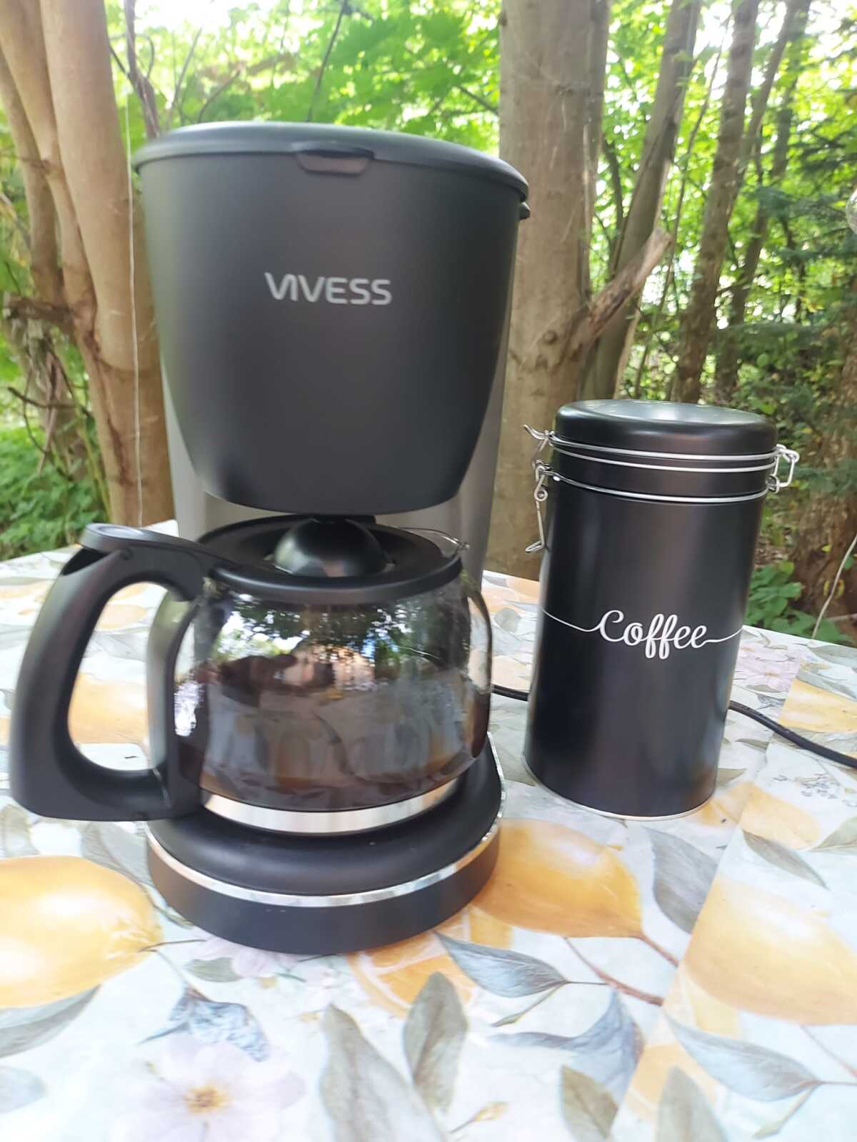 Tisch gedeckt Kaffeemaschine Coffeebehälter 3.jpeg