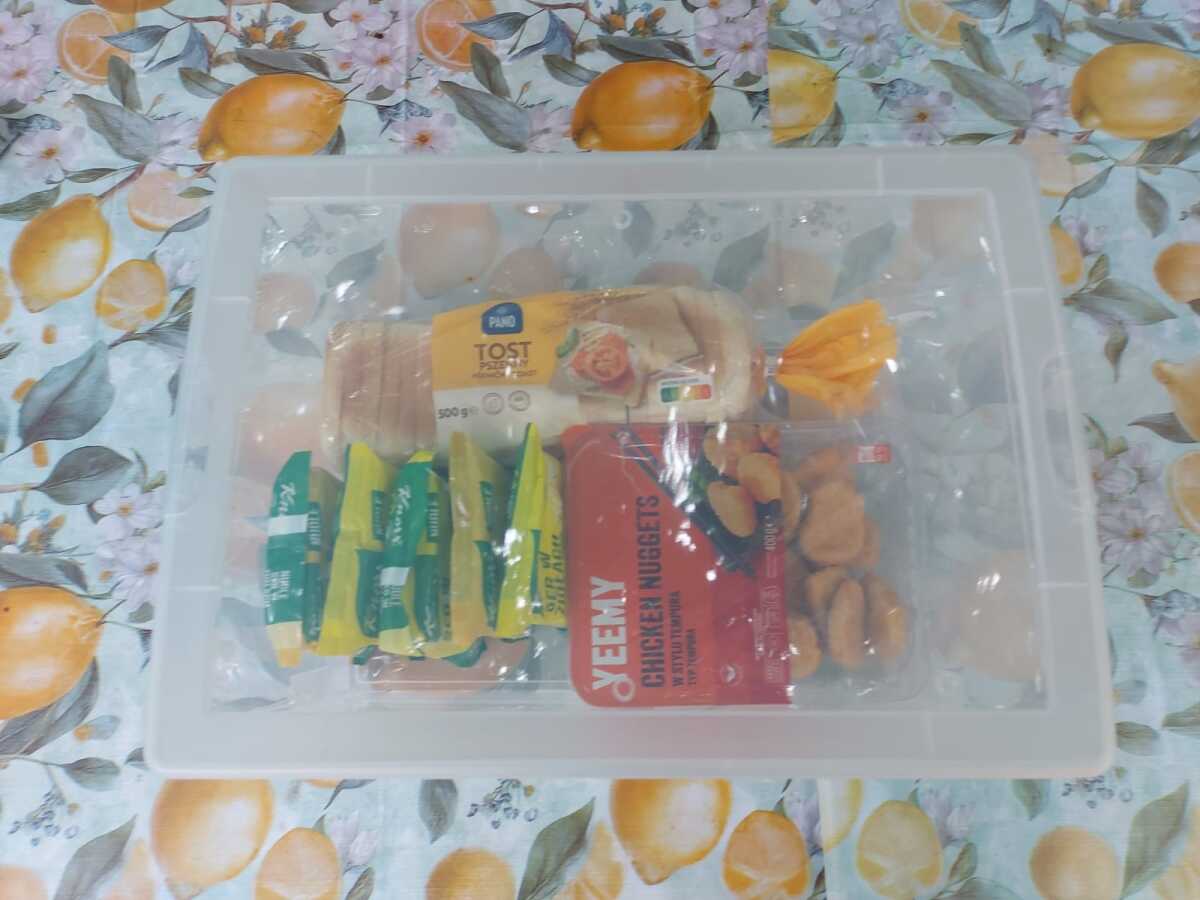 Tisch gedeckt Plastebox Lebensmittel 4.jpeg