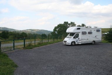 Stellplatz mit Einfahrtstor