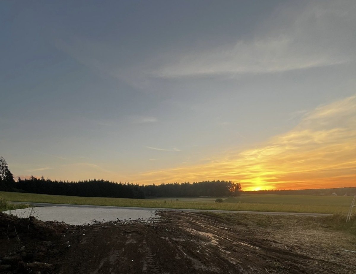 Stellplatz im Sommer ab und an auch mit tollem Sonnenuntergang