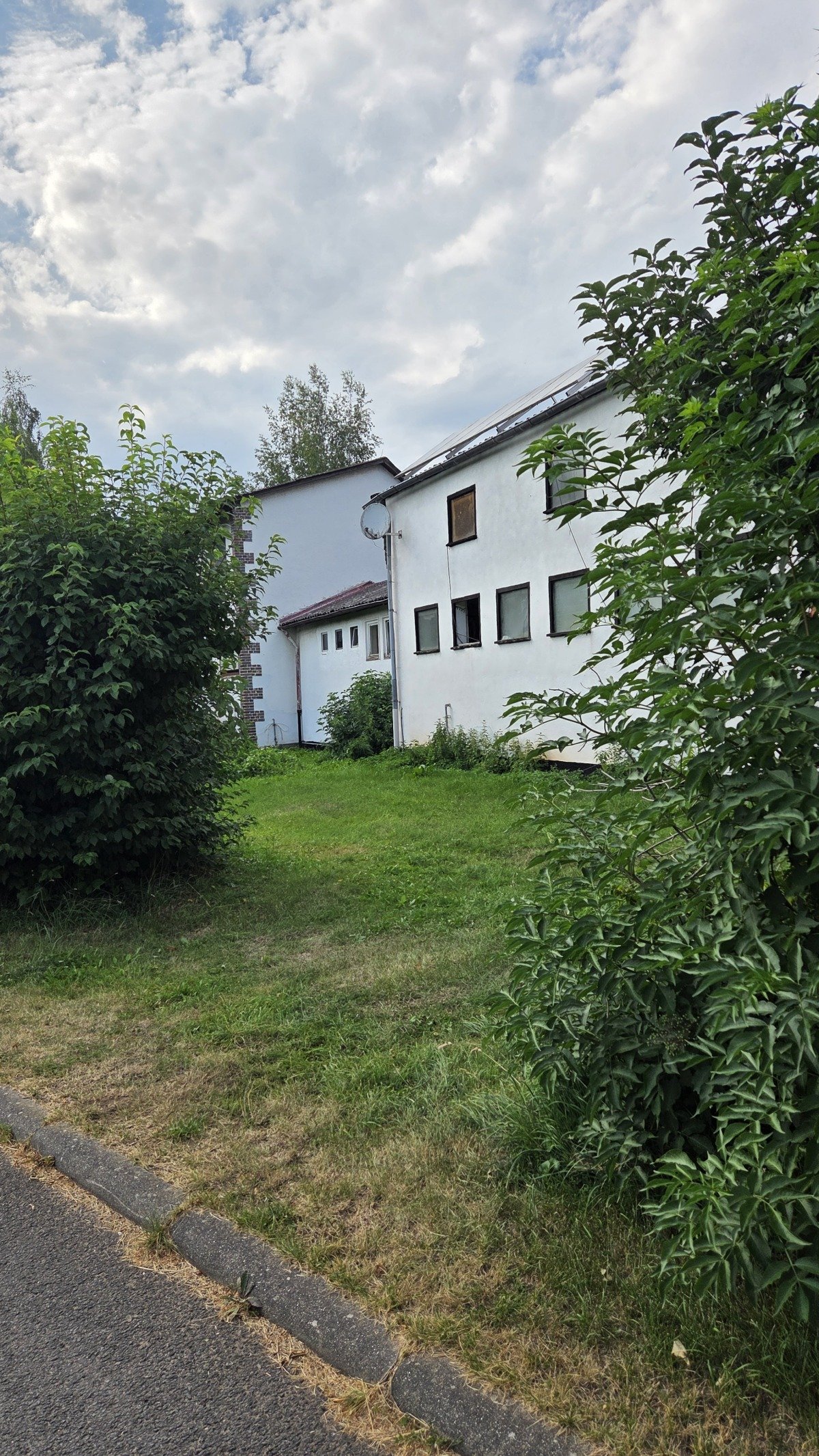 Einfahrt mit Scheune