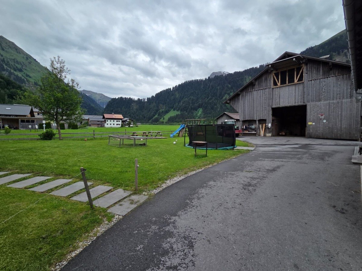 Spielplatz beim Hof 30m vom Stellplatz