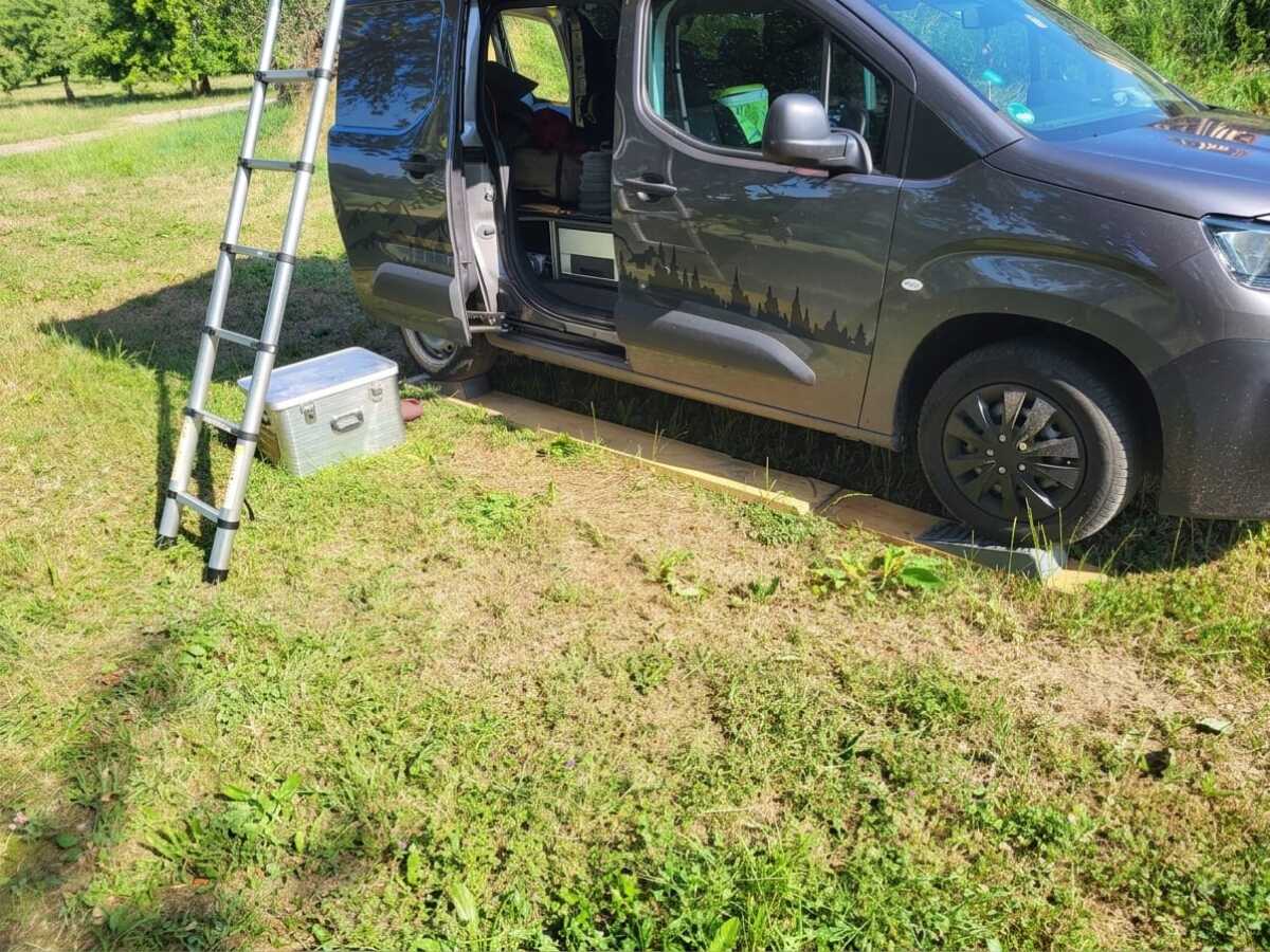 Auto mit Keilen.jpeg