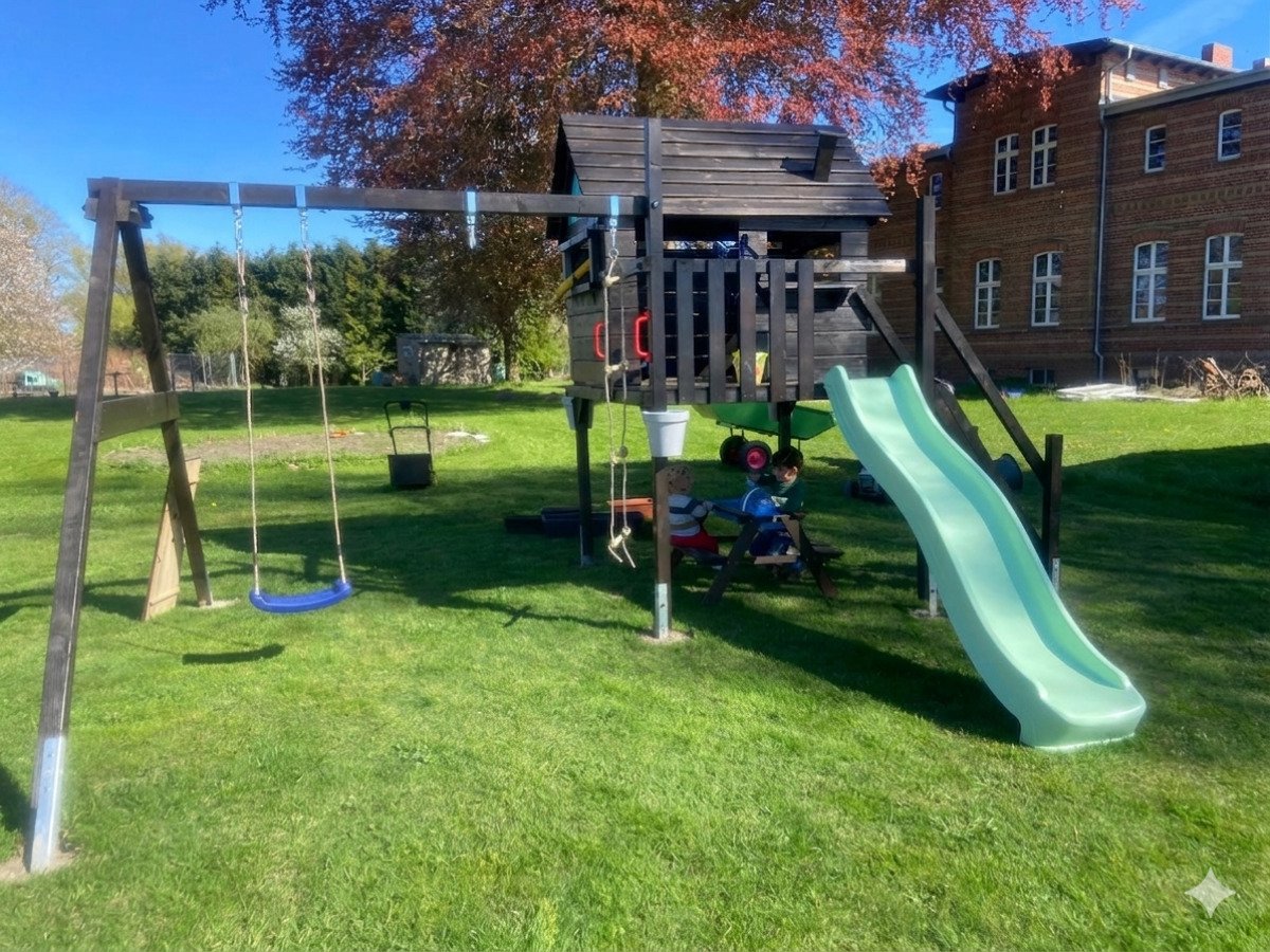 Spielhaus mit Rutsche, Nest- und Baby-/Kinderschaukel