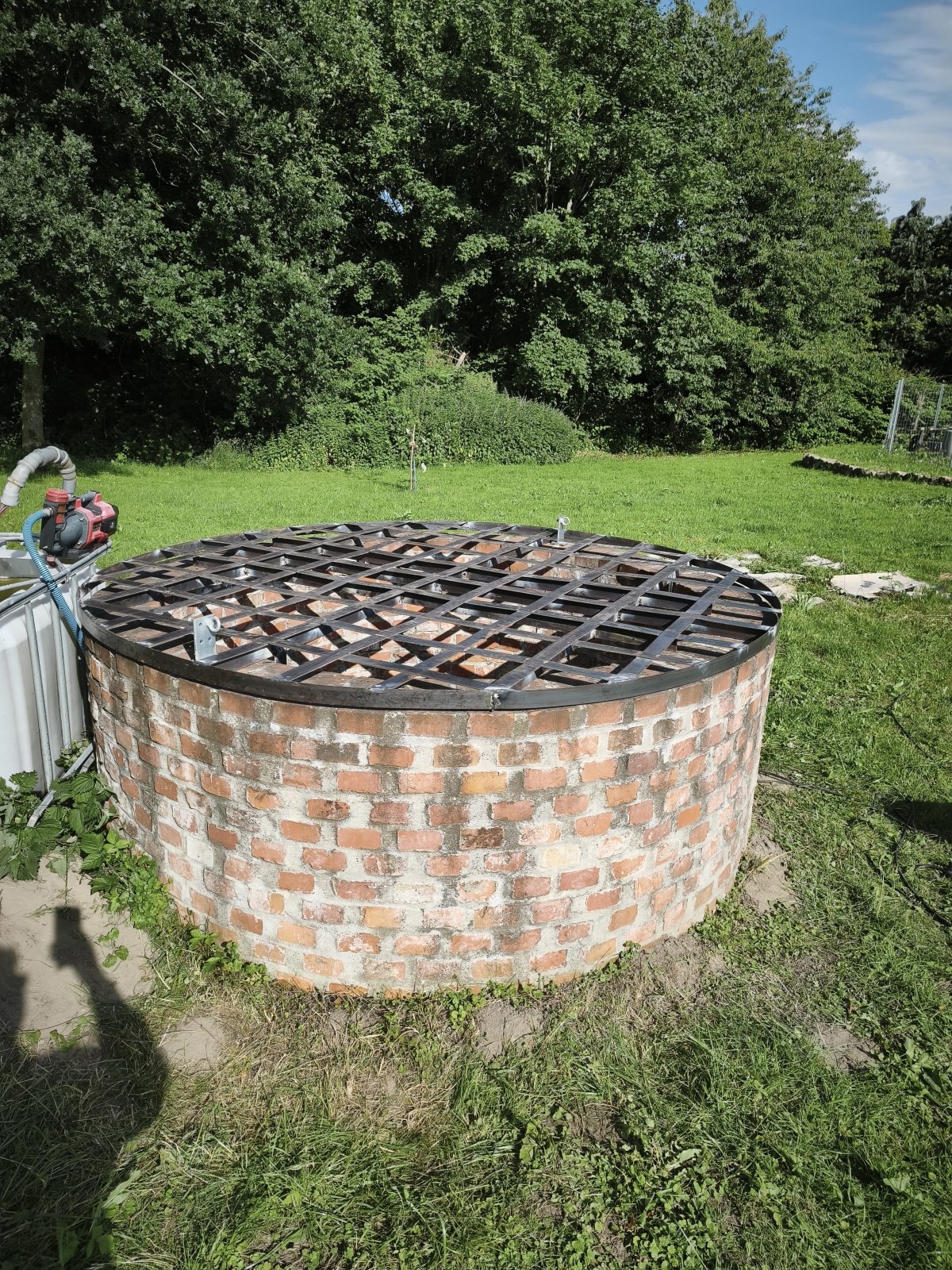 Historischer Brunnen mit Kindersicherung 