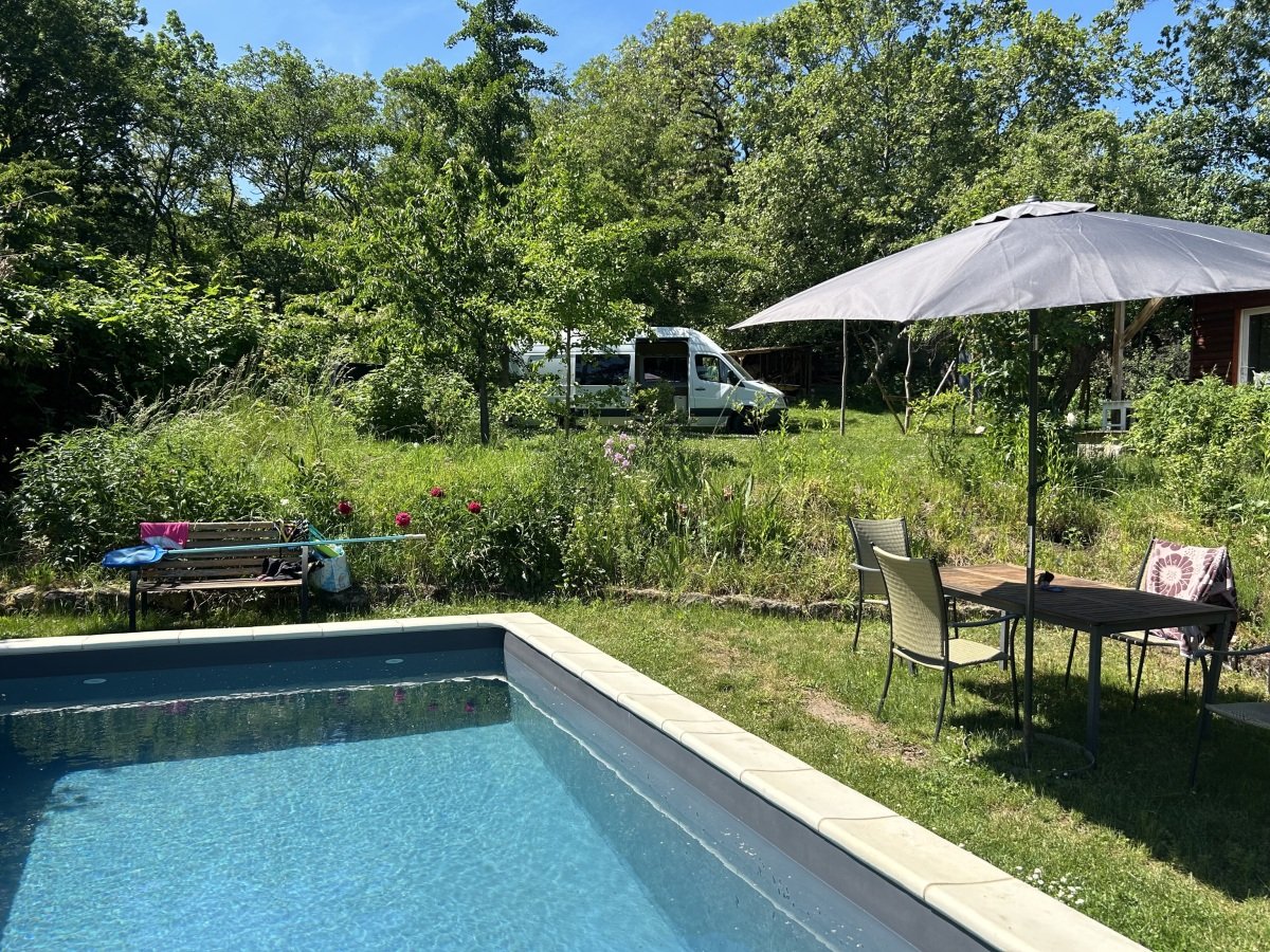 Blick vom Pool zum Stellplatz