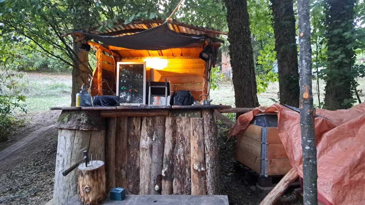Theke mit Kühlschrank und Freezer.