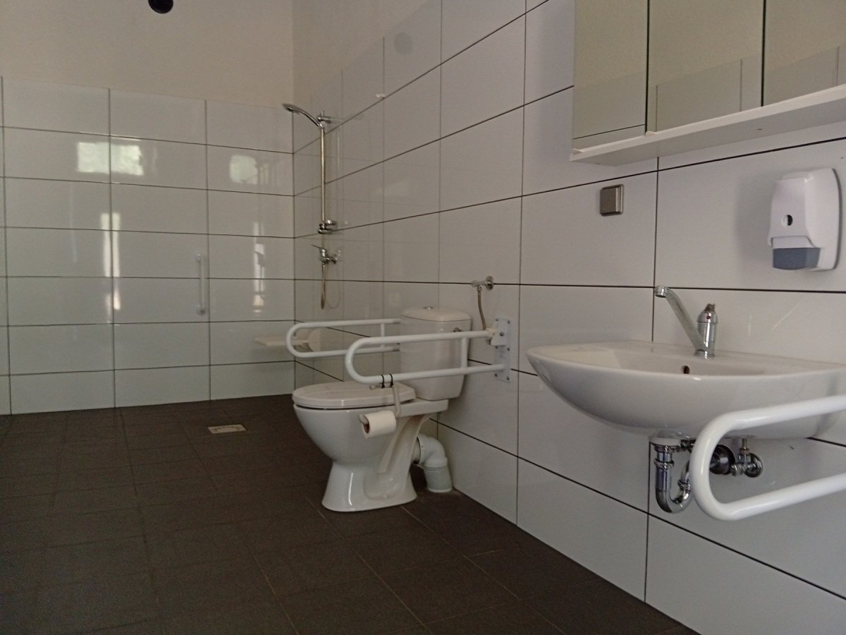 Leisnig- WOMO Behindertengerechte Sanitäranlage (7).jpg