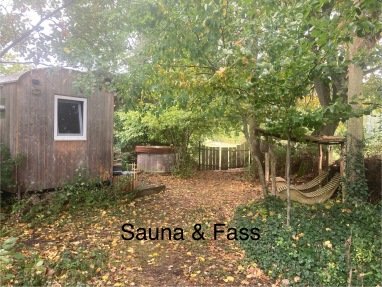 Kleiner Bauwagen: entweder zum Schlafen für 1-2 Personen oder als Biosauna. Sitzmöglichkeiten davor und Saunaliegen zum entspannen. Badefass: auch zum einheizen oder als kaltes Tauchbecken nach der Sauna. Beides liegt in einem anderen Teil des Gartens und die Nutzung muss abgesprochen werden.