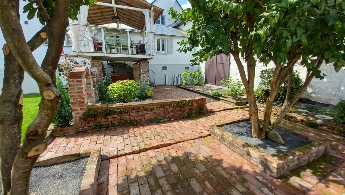 Garten mit Hochterrasse