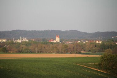 Hofsicht auf die nahe Provinzstadt Moosburg a.d.Isar