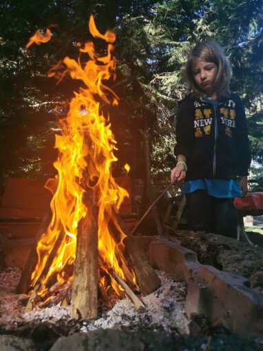 Feuerholz für größere Lagerfeuer kann erworben werden.