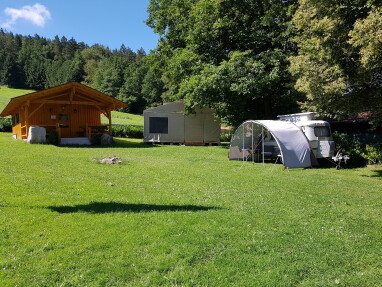 Zeltplatz mit Berghütte (Sitzmöglichkeiten, Kühlschrank, Kaffeemaschine, Wasserkocher vorhanden)
