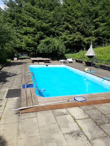 Der kleine gepflegte Pool bietet Erfrischung an schönen Sommertagen.