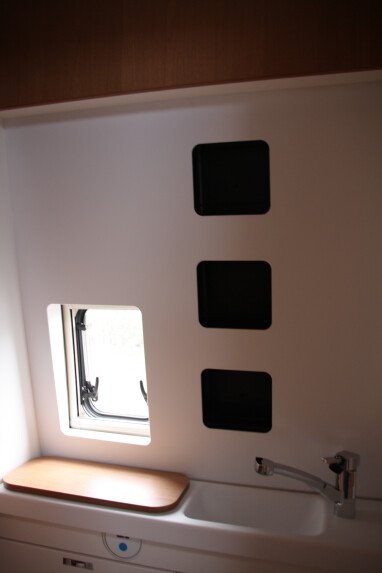 Badezimmer mit Fenster um den Duschkopf nachdraußen zu legen um im freien zu Duschen