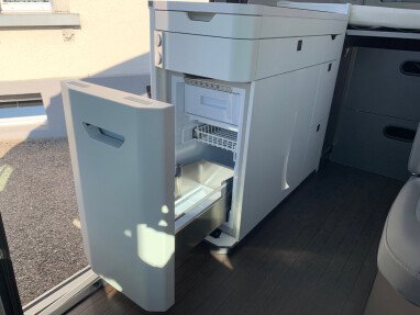 Ausziehbarer Kühlschrank, auch von außen leicht zu erreichen.