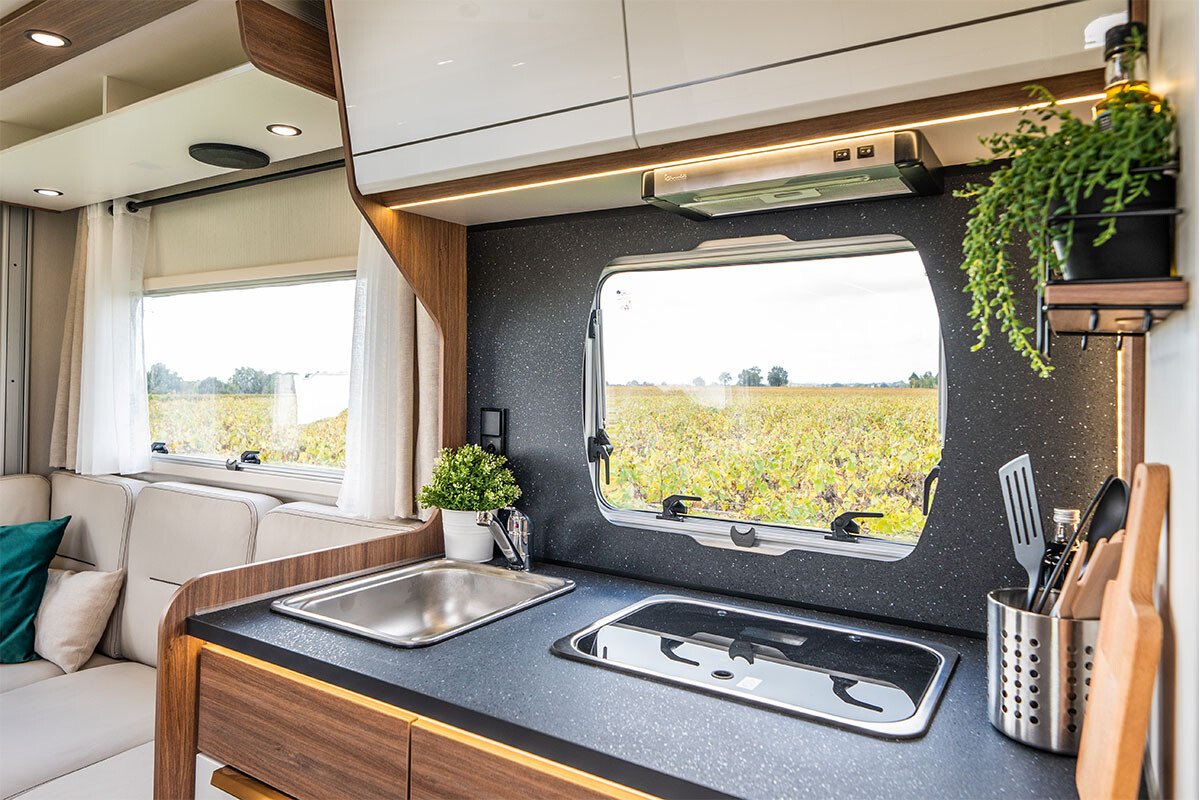1679906225_camping-car-Pilote-P696U-salon-u-5_(1)