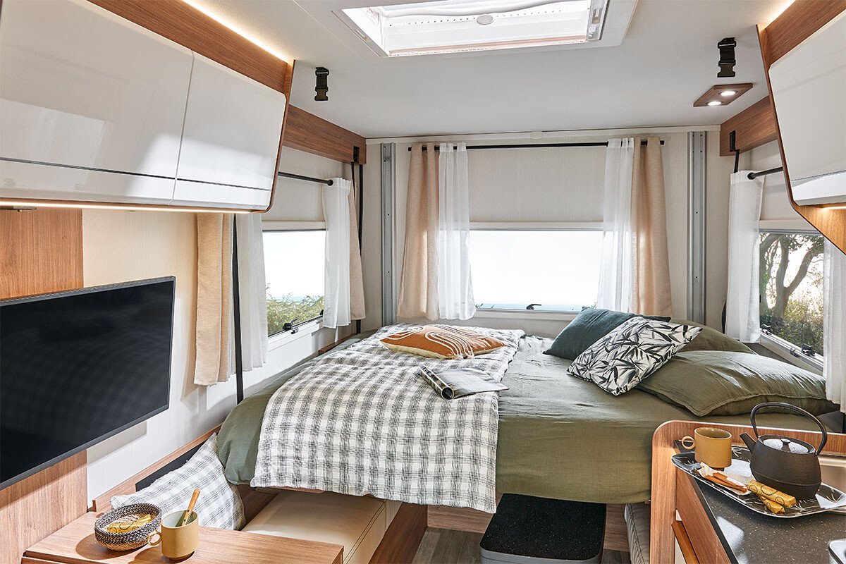 1679906225_camping-car-Pilote-P696U-salon-u-6_(1)