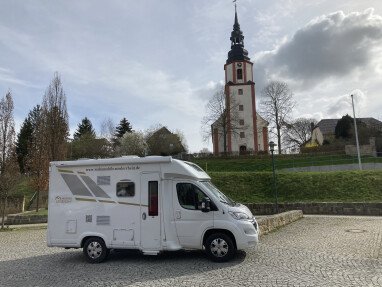 Vor der Kirche in Ponitz